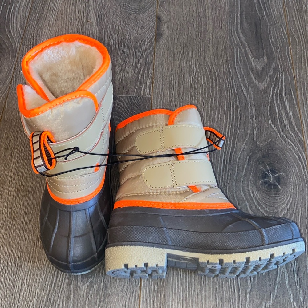 NWT toddler snow boot